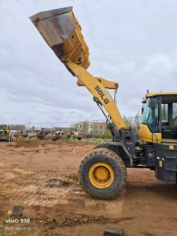 Máy xúc lật cũ cần dài SDLG L955F gầu to kèm kẹp gỗ đời 2020 - LGL955FLK0633551