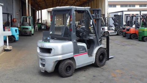 Xe nâng dầu 3.5 tấn NISSAN YGL02M35 số sàn cũ Nhật bãi dịch giá chạy lướt 204h - 000792
