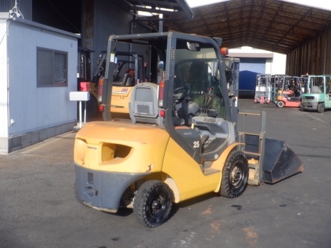 Xe nâng Komatsu Fd25T-17 chui cont gật gù đời 2011 siêu đẹp