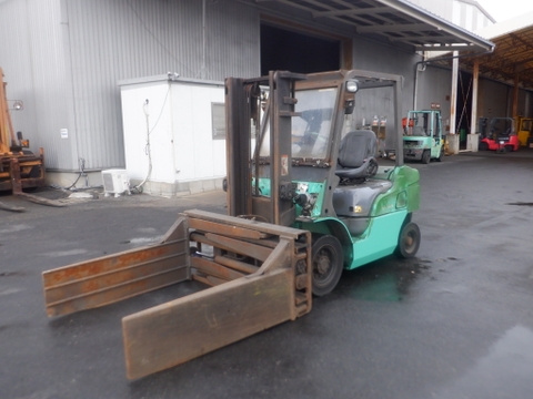 Xe nâng 2,5 tấn kẹp vuông MITSUBISHI FD25T số tự động, nhập Nhật.