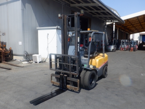 Xe nâng cũ 3 tấn TCM FHD30T3 số tự động, gật gù, lốp kép, chiều cao nâng 4m. Hàng nhập Nhật.