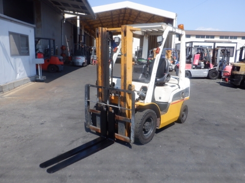 xe nâng 2,5 tấn số sàn đời cao NISSAN Y1F2M25 nhập Nhật sản xuất năm 2012