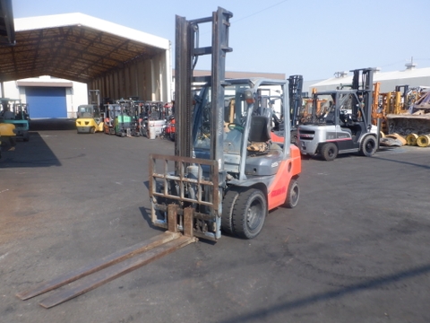 Xe nâng Toyota 8FD25 số tự động nâng cao 4.5 m gật gù, lốp kép