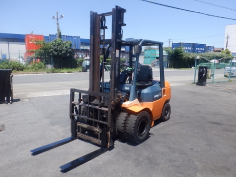 Xe nâng Toyota 7FD25 số tự động, lốp kép, gật gù tháp cao 4m