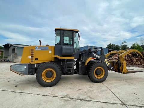 Xe xúc lật cũ kẹp gỗ XCMG LW300KN đời 2019 tay trang thủy lực giá rẻ