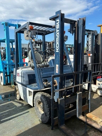 Xe nâng dầu 1.5 tấn KOMATSU FD15L-15 Số Sàn (Nhật Bãi - Giá Rẻ)