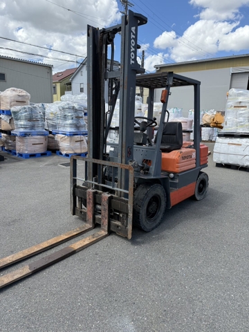 Xe nâng dầu 2,5 tấn TOYOTA 5FD25 số sàn, dịch giá. Xe đẹp giá tốt