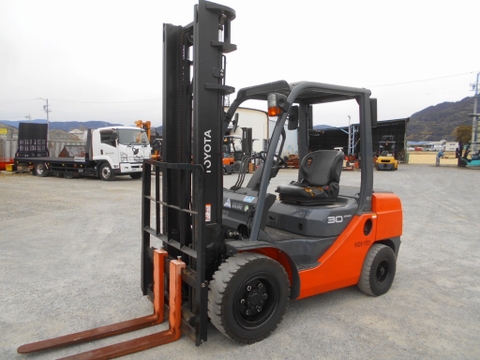 Xe nâng 3 tấn TOYOTA 8FDL30 số tự động, dịch giá Nhật bãi. Xe đẹp xuất sắc