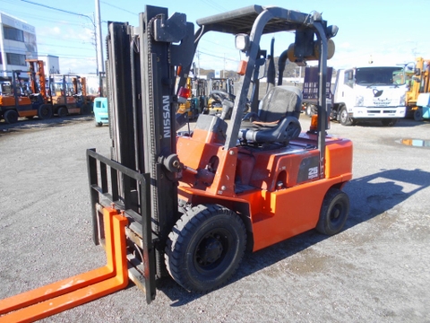 Xe nâng 2,5 tấn NISSAN FJ02M25 số sàn, dịch giá động cơ TD27 Nhật bãi