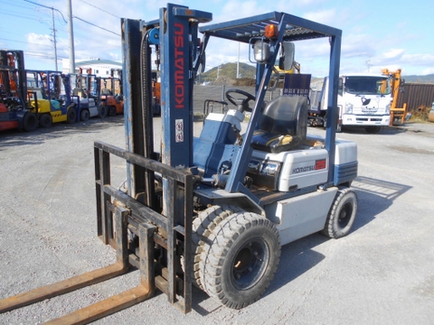 Xe nâng 2,5 tấn Komatsu FD25-11 số sàn, dịch giá Nhật bãi. Xe đẹp, giá rẻ