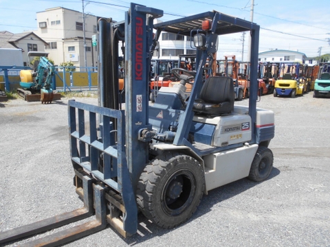 Xe nâng Komatsu FD25-11 số sàn, gật gù, máy đen cực đẹp Nhập khẩu từ Nhật