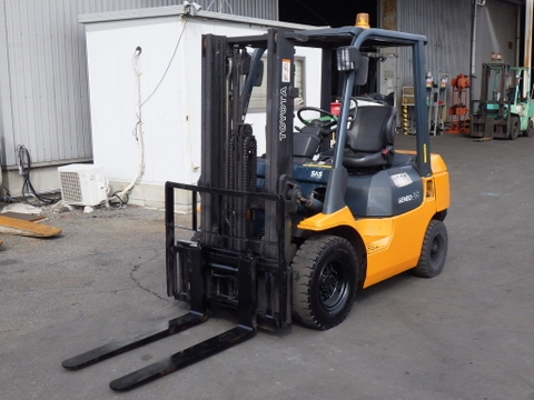 Xe nâng 2,5 tấn TOYOTA 7FD25 chui container dịch giá số tự động cực đẹp