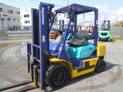 Xe nâng dầu 2,5 tấn Komatsu FD25C-12 số sàn cực đẹp– Nhập khẩu từ Nhật Bản