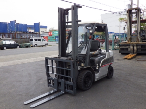 Xe nâng dầu 2,5 tấn NISSAN  Y1F2A25 số tự động, gật gù, nâng cao 4 m đời 2011