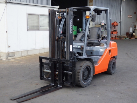 Xe nâng dầu 3 tấn TOYOTA 8FD30 số tự động, chui container, dịch giá, nâng cao 3 m