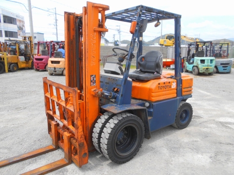 Xe nâng dầu 2,5 tấn TOYOTA 5FD25 số sàn, gật gù lốp kép, nâng cao 3m