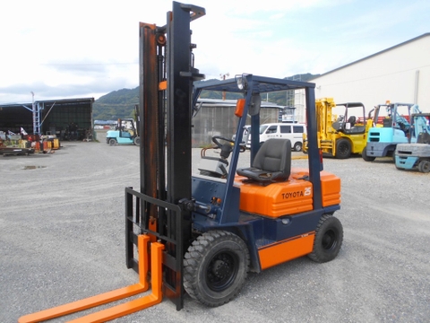Xe nâng dầu 2,5 tấn TOYOTA 5FD25 số sàn, nâng cao 4m. Xe đẹp giá tốt