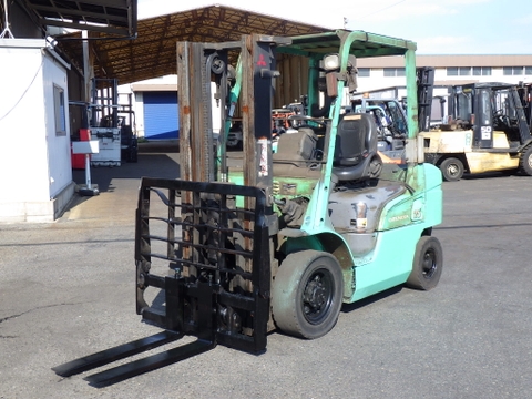 Xe nâng dầu 2,5 tấn MITSUBISHI  FD25D số sàn có cơ cấu gật gù (lật đổ) đời 2014