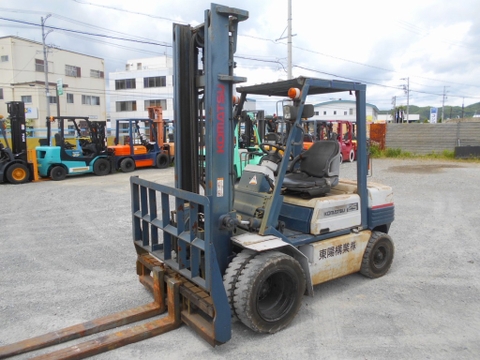 Xe nâng dầu 2,5 tấn Komatsu FD25-11 số sàn, gật gù lốp kép, tháp 4m cực đẹp