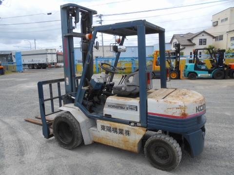 Xe nâng dầu 2,5 tấn KOMATSU FD25-11 số sàn, gật gù, lốp kép tháp 4m cực đẹp