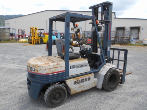 Xe nâng dầu 2,5 tấn KOMATSU FD25-11 số sàn, gật gù, lốp kép tháp 4m cực đẹp