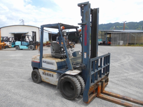 Xe nâng dầu 2,5 tấn KOMATSU FD25-11 số sàn, gật gù, lốp kép tháp 4m cực đẹp