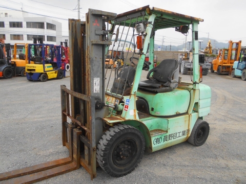 Xe nâng dầu 2,5 tấn MITSUBISHI FD25T số tự động sản xuất năm 2003, giá rẻ