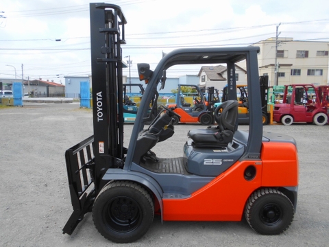 Xe nâng dầu 2,5 tấn TOYOTA 8FD25 số sàn, gật gù (lật đổ), lốp kép, nâng cao 4 m