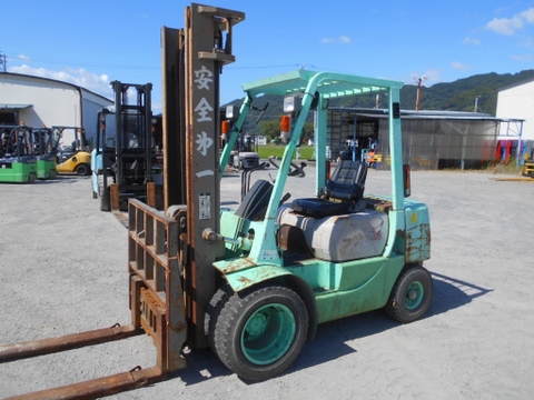 Xe nâng dầu 2,5 tấn MITSUBISHI FD25 số sàn, gật gù, lốp kép giá rẻ Nhập Nhật