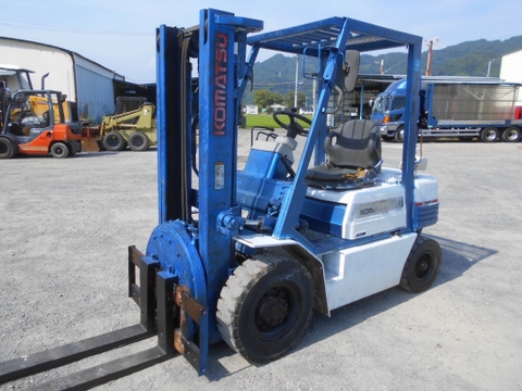 Xe nâng dầu 2 tấn Komatsu FD20-11 số sàn, mâm xoay Nhập Nhật giá rẻ