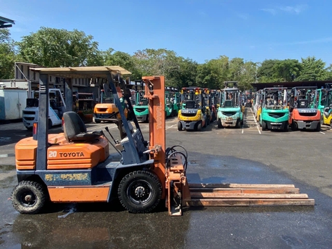 Xe nâng dầu 2 tấn TOYOTA 5FD20 số sàn Nhập Nhật giá rẻ