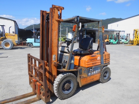 Xe nâng dầu 2,5 tấn TOYOTA 5FD25 số sàn, gật gù (lật đổ) giá rẻ