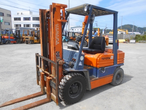 Xe nâng dầu 2,5 tấn TOYOTA 5FD25 số sàn cực chất. Xe nhập khẩu giá tốt