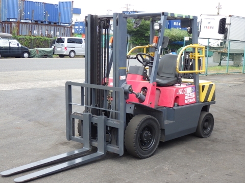 Xe nâng dầu 2,5 tấn NISSAN FJ02M25 số sàn, dịch giá cực chất