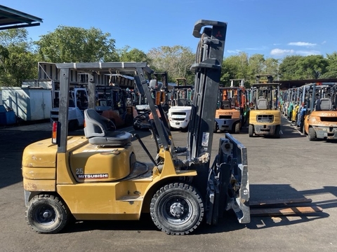 Xe nâng dầu 2,5 tấn MITSUBISHI FD25 số sàn, gật gù, dịch giá giá rẻ