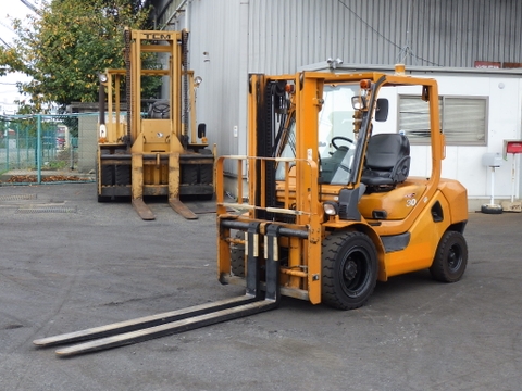 Xe nâng 3 tấn KOMATSU FD30T-16 số tự động, dịch càng Nhập Nhật cực đẹp