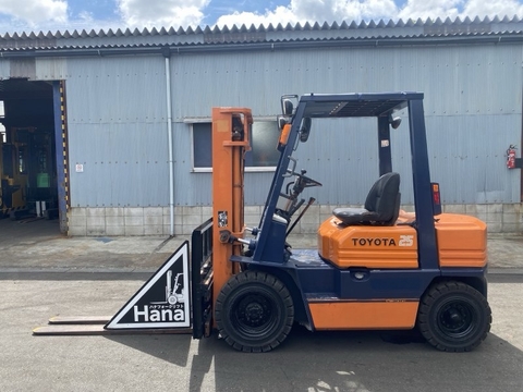 Xe nâng dầu 2,5 tấn TOYOTA 5FD25 số sàn dịch giá nhập Nhật giá tốt