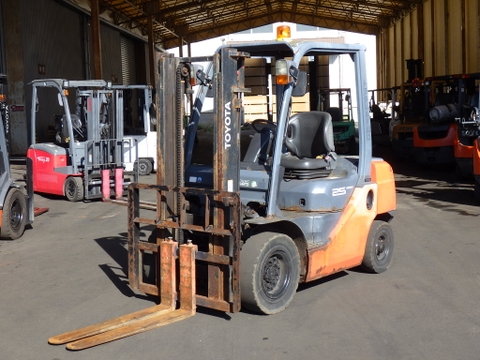 Xe nâng Nhật bãi 2,5 tấn TOYOTA 02-8FD25 tự động sản xuất năm 2013