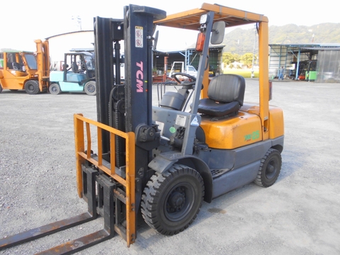 Xe nâng 2,5 tấn TCM FD25Z5 số tự động, chui container, dich giá