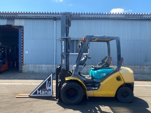 Xe nâng Komatsu 2,5 tấn FD25T-15 lốp kép, dịch càng, nâng cao 4m Nhật bãi