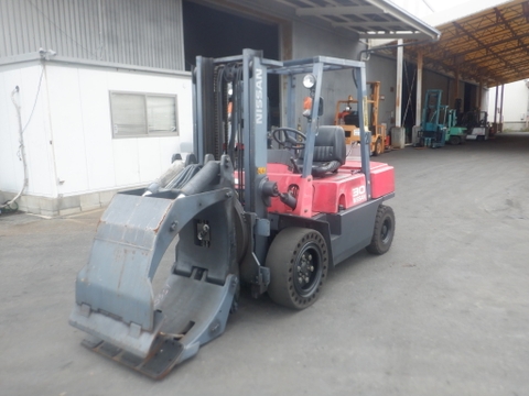 Xe nâng xăng Nissan 3 tấn lắp kẹp tròn