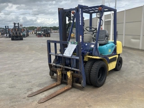 Xe nâng Komatsu FD25T-12 số tự động lốp kép gật gù nhập Nhật