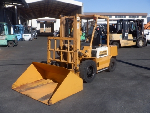 Xe nâng 3 tấn KOMATSU FD30-10 số sàn, gật gù, gầu xúc cực đẹp, giá rẻ