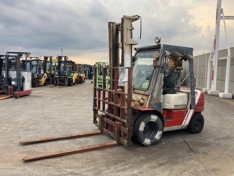 Xe nâng 2,5 tấn Mitsubishi Fd25T số tự động gật gù lốp kép Nhập Nhật giá rẻ