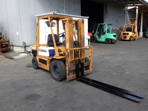 Xe nâng 2,5 tấn Komatsu FD25-11 số tự động chui container nâng cao 4m Nhật bãi