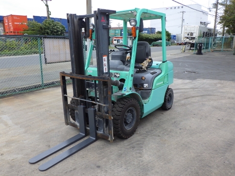 Xe nâng Mitsubishi FD25T sức nâng 2,5 tấn số tự động đời 2012 siêu đẹp