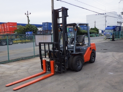 Xe nâng Nhật bãi TOYOTA 8FDJ35 3,5 tấn số sàn lốp kép gật gù, dịch giá