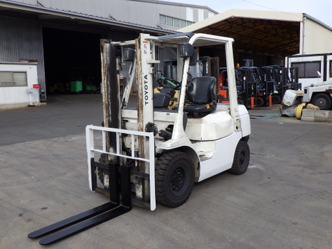 Xe nâng 2,5 tấn số sàn TOYOTA 7FD25 cực đẹp