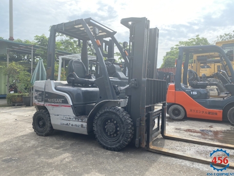 Xe nâng cũ NISSAN 2.5 tấn chui container dịch giá đời 2012