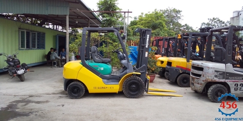 Xe nâng cũ 2,5 tấn Komatsu FD25T-16 chui container